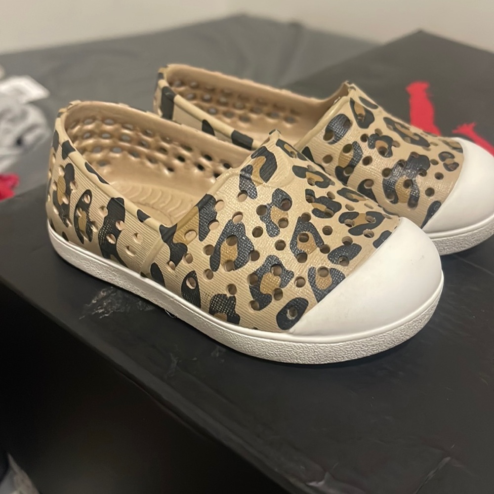 Old navy summer flats for kids size 5